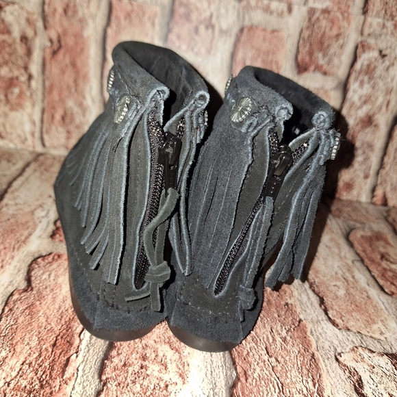 Minnetonka | High Top Back-Zip Black Fringe Moccasin Boots - Missing Insoles - Picture 8 of 16